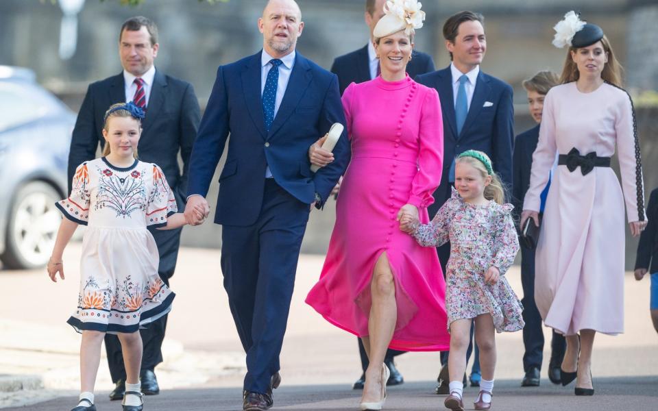 Des membres de la famille royale arrivent à la chapelle St George le dimanche de Pâques, dont Mike et Zara Tindall avec leur fille Mia et Lena et la princesse Beatrice - Getty