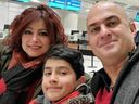 Shahin Moghadam, à droite, a perdu sa femme Shakiba Feghahati et son fils Rosstin lorsque le vol PS752 d'Ukrainian Airlines a été abattu le 8 janvier 2020.