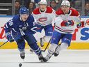 Rem Pitlick des Canadiens patine contre Mitchell Marner des Maple Leafs de Toronto au Scotiabank Arena le samedi 8 avril 2023 à Toronto.