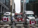 Des camions du Freedom Convoy bloquent les rues d'Ottawa en février 2022.