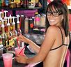 Un bikini barista prépare une infusion à Cowgirls Espresso à Everett, Washington. DOCUMENT/ COWGIRLS ESPRESSO