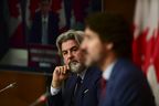 PHOTO DE DOSSIER: Le chef du gouvernement à la Chambre des communes Pablo Rodriguez (maintenant ministre du Patrimoine canadien) regarde vers le premier ministre Justin Trudeau alors qu'il participe à une conférence de presse pendant la pandémie de COVID à Ottawa le vendredi 16 octobre 2020.