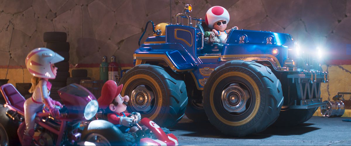 (LR) La princesse Peach (Anya Taylor-Joy), Mario (Chris Pratt) et Toad (Keegan Michael-Key) au volant de leurs véhicules respectifs dans le film Super Mario Bros.