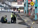Des policiers enquêtent sur les lieux d'un incident mortel, le mardi 14 mars 2023 à Amqui, au Québec.  Deux personnes ont été tuées et neuf autres ont été blessées lundi après-midi lorsqu'une camionnette a percuté des piétons qui marchaient le long d'une route dans la ville d'Amqui, dans l'est du Québec.  LA PRESSE CANADIENNE/Jacques Boissinot