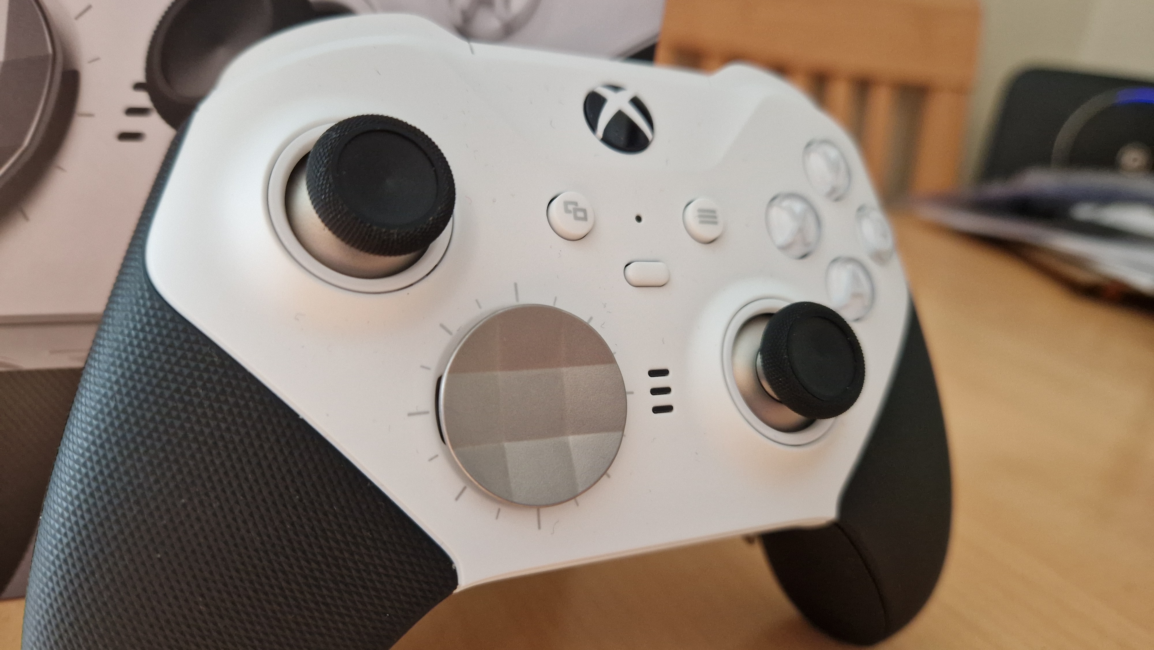 Image de test Xbox Elite Series 2 Core montrant la face blanche de la manette