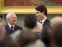 Le premier ministre Justin Trudeau se tient aux côtés du gouverneur général David Johnston après avoir été assermenté en tant que premier ministre à Rideau Hall à Ottawa le mercredi 4 novembre 2015. 