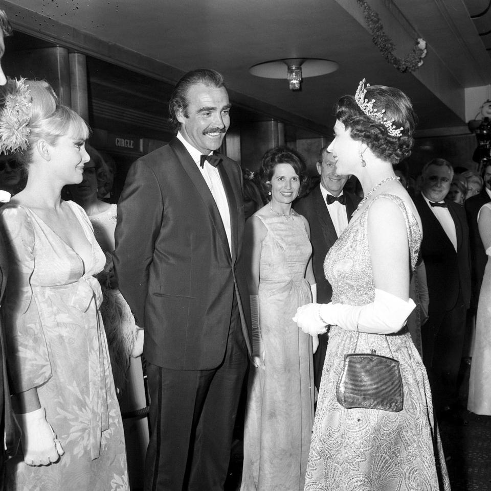 La défunte reine rencontre Sean Connery lors de la première de You Only Live Twice en 1967 - Shutterstock