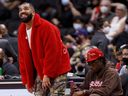 Drake assiste à un match NBA de pré-saison entre les Raptors de Toronto et les Rockets de Houston le 11 octobre 2021.  