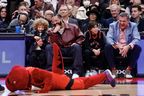 Drake et son fils Adonis Graham regardent la mascotte des Raptors faire des gaffes devant eux pendant un temps mort dans la première moitié du match NBA entre les Raptors de Toronto et les Lakers de Los Angeles à la Scotiabank Arena le 7 décembre 2022 à Toronto.