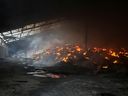Les graines brûlent dans des silos à grains après avoir été bombardées à plusieurs reprises, au milieu de l'invasion russe de l'Ukraine, dans la région de Donetsk, Ukraine le 31 mai 2022. REUTERS/Serhii Nuzhnenko