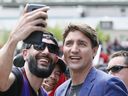 Justin Trudeau pose pour un selfie avec un fan des Raptors de Toronto lors d'un rassemblement au Nathan Phillips Square le 17 juin 2019. Des sources affirment que les libéraux sont sur le point de faire des factures sans fil une priorité lors des prochaines élections. 