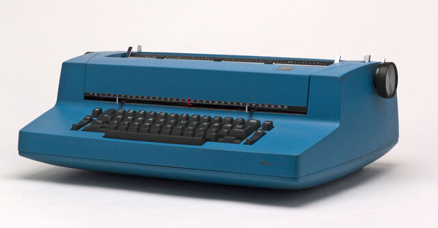 Un IBM Selectric II de 1971 en bleu.