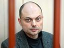 L'activiste de l'opposition russe Vladimir Kara-Murza est assis sur un banc à l'intérieur d'une cage d'accusés lors d'une audience au tribunal Basmanny à Moscou dans une photo d'archive du 10 octobre 2022. Un procureur russe a demandé 25 ans d'emprisonnement pour le critique du Kremlin.