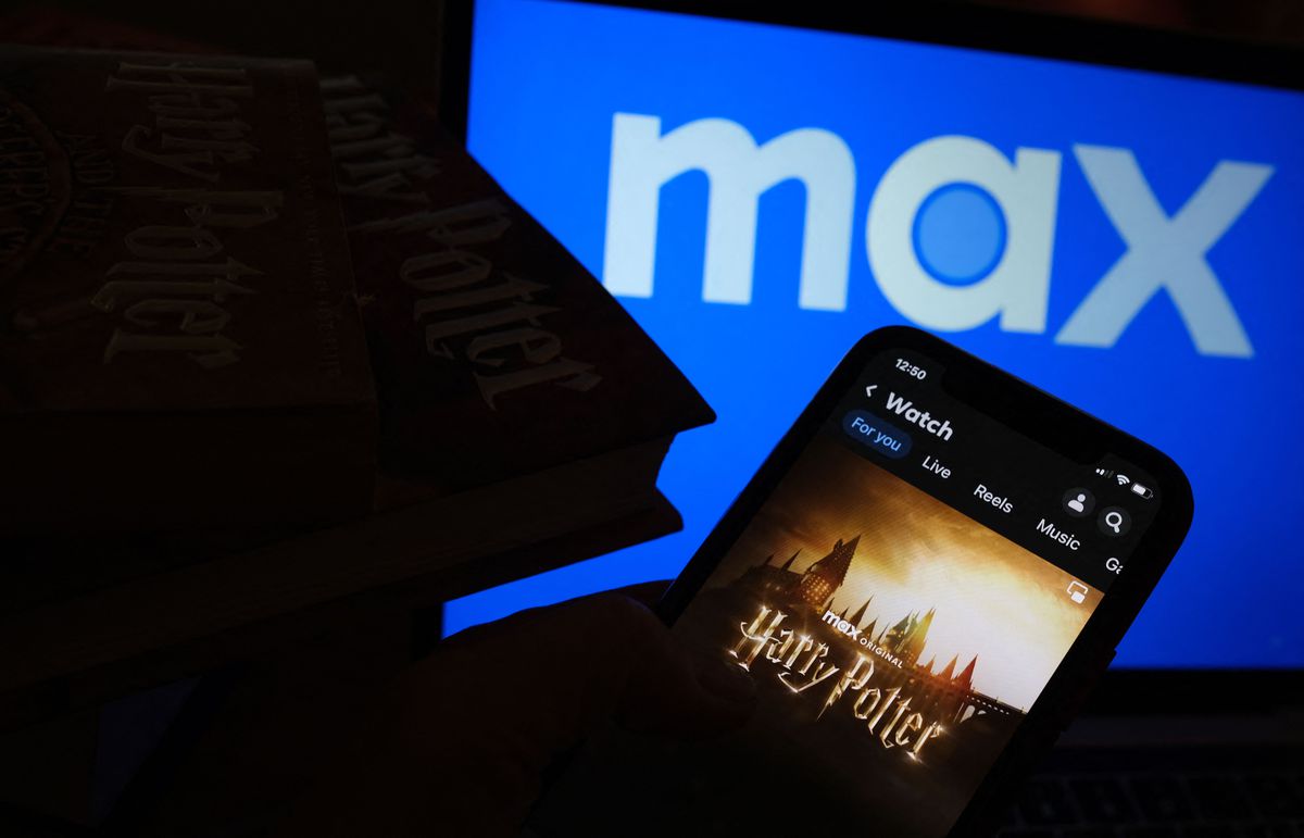 L'annonce de la série Harry Potter, vue sur une tablette dans les coulisses d'une scène éclairée en bleu vif avec le logo Max sur un écran géant