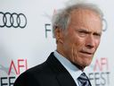Le réalisateur Clint Eastwood pose à l'avant-première du film 