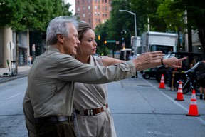 Le réalisateur/producteur Clint Eastwood et Olivia Wilde sur le tournage de Richard Jewell.