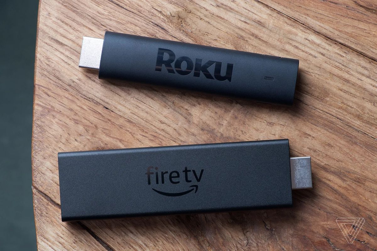 Le Roku Streaming Stick 4K à côté de l'Amazon Fire TV Stick 4K Max pour l'échelle.