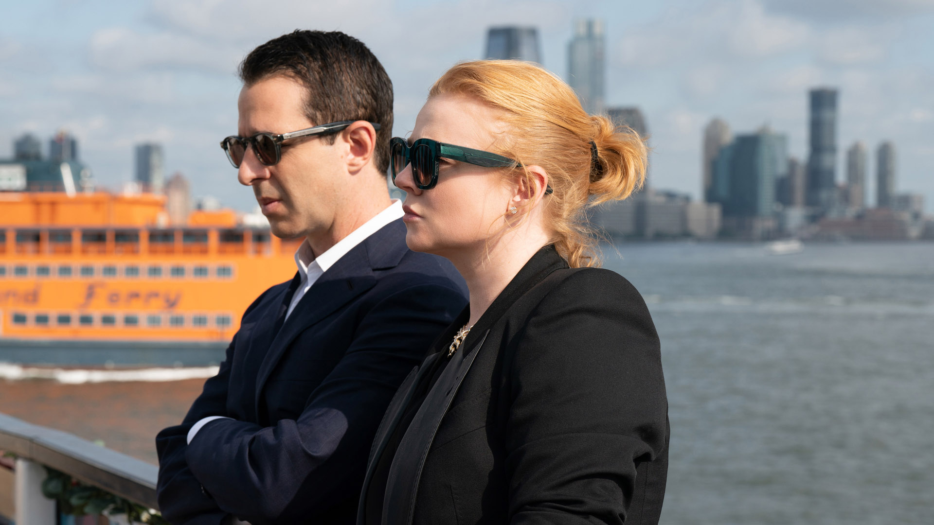 (De gauche à droite) Jeremy Strong dans le rôle de Kendall Roy, Sarah Snook dans le rôle de Shiv Roy sur un bateau, vêtue de noir dans Succession saison 4 épisode 3