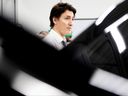 Le premier ministre Justin Trudeau visite l'usine de fabrication automobile de Honda à Alliston, en Ontario, le 5 avril 2023. 
