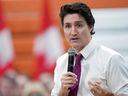 Le premier ministre Justin Trudeau prend la parole lors d'une assemblée publique au Campus de Dieppe lors de sa visite à Dieppe, près de Moncton, au Nouveau-Brunswick, le 31 mars 2023.  