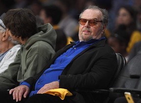 Jack Nicholson regarde la seconde moitié d'un match de basket NBA entre les Los Angeles Lakers et les Los Angeles Clippers, le jeudi 19 octobre 2017.