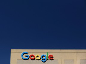 Le logo Google est représenté au sommet d'un immeuble de bureaux à Irvine, en Californie.