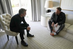 Ben Affleck, à droite, et Matt Damon discutent lors d'un portrait pour la promotion du film 