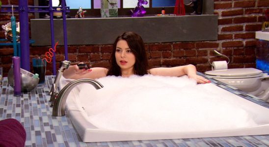 Miranda Cosgrove iCarly bathroom episode
