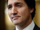 Le premier ministre du Canada Justin Trudeau s'adresse aux médias dans le foyer de la Chambre des communes sur la Colline du Parlement à Ottawa, Ontario, Canada le 1er février 2023. REUTERS/Blair Gable