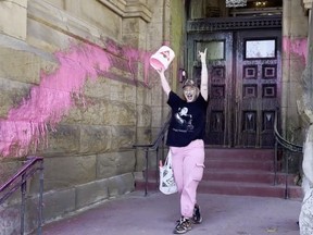 Des militants pour le climat dans les bureaux du Premier ministre de l'îlot Langevin.  Toujours l'activiste aux seins nus se rend à Ottawa pour peindre la ville en rose et exiger Climate Action Now!