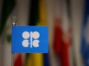 Un drapeau de l'OPEP est vu le jour de la réunion de l'OPEP+ à Vienne.