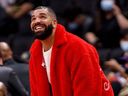 Drake assiste à un match de pré-saison de la NBA entre les Raptors et les Rockets à la Scotiabank Arena de Toronto, le 11 octobre 2021.