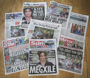Une sélection de publications de journaux britanniques en réponse à l'interview de Meghan, duchesse de Sussex et du prince Harry, duc de Sussex avec Oprah Winfrey le 8 mars 2021 à Londres.