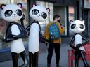Les nouvelles statues de Chinatown suscitent toutes sortes de selfies et créent un peu de buzz.