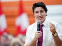 Le premier ministre du Canada, Justin Trudeau, prend la parole lors d'un événement à l'hôtel de ville au Campus de Dieppe lors de sa visite à Dieppe, près de Moncton, Nouveau-Brunswick, Canada, le 31 mars 2023. REUTERS/John Morris