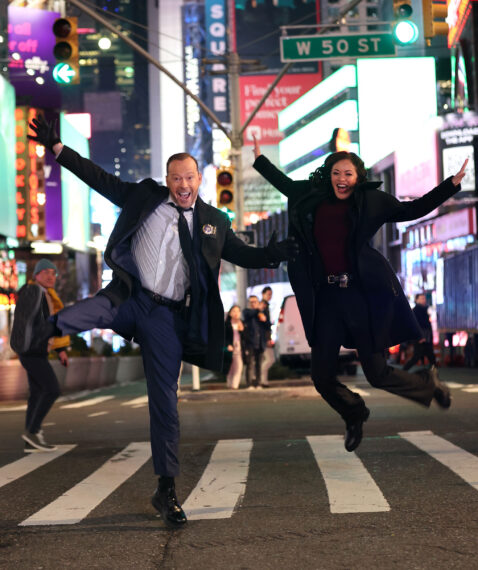 Donnie Wahlberg et Marisa Ramirez des Blue Bloods bottent des talons à Times Square