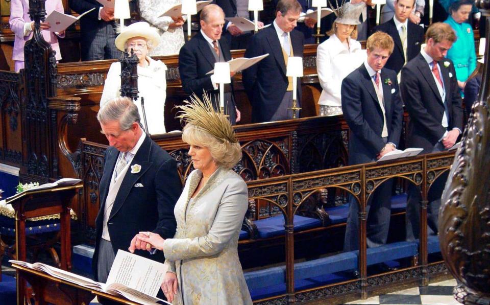 Le prince Charles de l'époque et sa nouvelle épouse Camilla avec d'autres membres supérieurs de la famille royale lors de leur bénédiction de mariage à la chapelle Saint-Georges du château de Windsor le 9 avril 2005 - PA