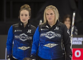 Mackenzie Zacharias (à droite) se retire de l'équipe féminine de Jennifer Jones pour la saison de curling 2023-24.