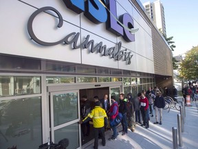 Les clients entrent dans le magasin de cannabis de la Nova Scotia Liquor Corporation à Halifax le 17 octobre 2018. Une vague de vols de magasins de cannabis a amené de nombreux membres de l'industrie à demander aux provinces d'assouplir les réglementations exigeant que les couvre-fenêtres ou le cannabis soient tenus hors de la vue des mineurs.