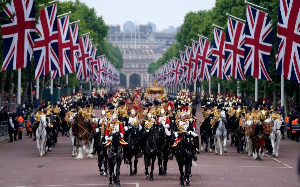 Des soldats défilent lors du Platinum Jubilee Pageant devant le palais de Buckingham le 5 juin 2022 – PA