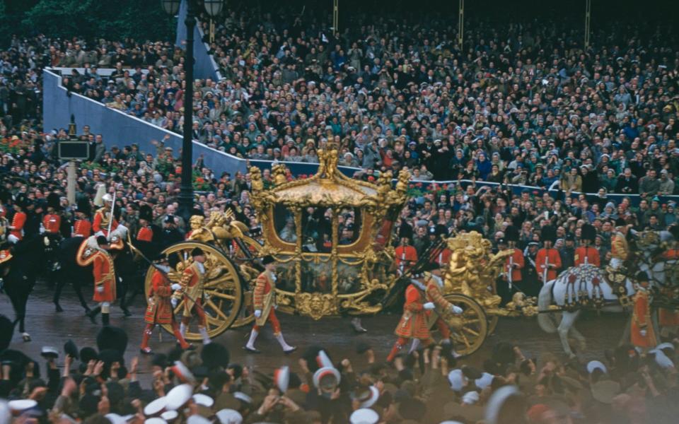 La reine Elizabeth II monte dans le Gold State Coach devant des foules de spectateurs près de l'arche de l'Amirauté et de Trafalgar Square lors de sa procession du couronnement - Popperfoto