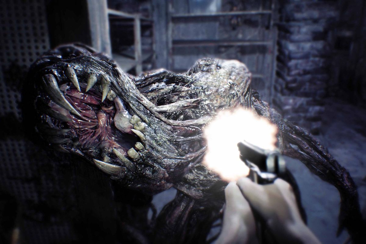 Ethan Winters tire avec son arme de poing sur un ennemi moulé alors qu'il tente de le manger dans Resident Evil 7: Biohazard