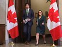 Le premier ministre Justin Trudeau, à gauche, et la ministre des Finances Chrystia Freeland marchent en tenant le budget 2023-2024, sur la Colline du Parlement à Ottawa, le 28 mars.