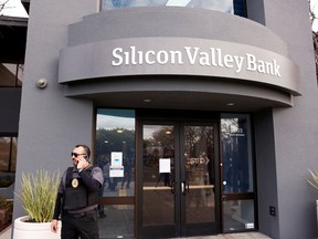Un agent de sécurité se tient devant l'entrée du siège de la Silicon Valley Bank à Santa Clara, en Californie.