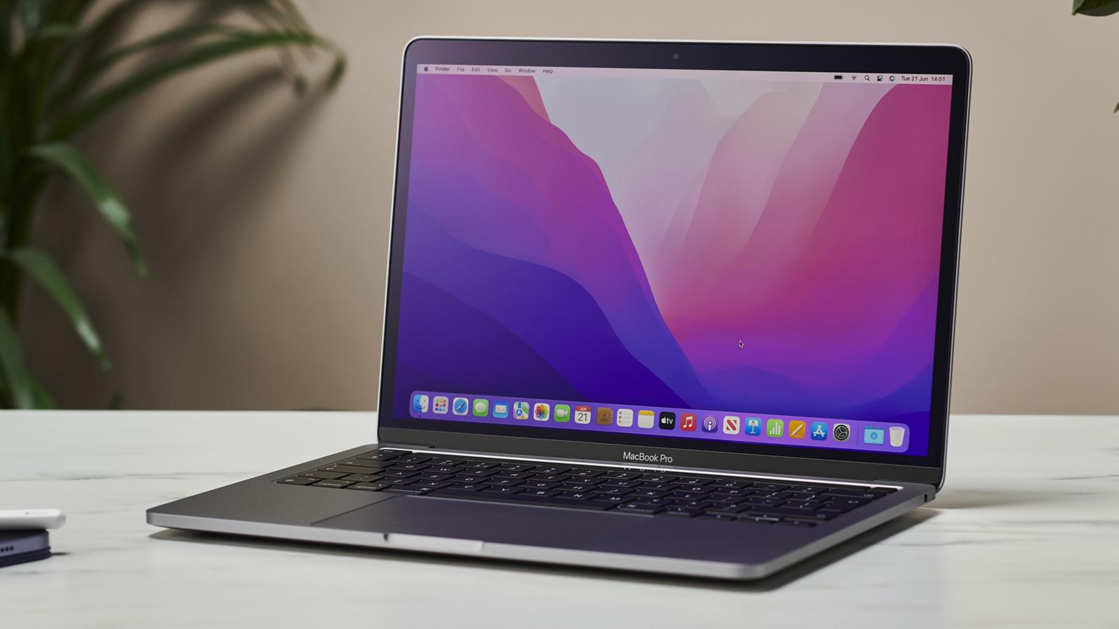 Le MacBook Pro 13 pouces 2022 ouvert et tourné vers l'avant sur une table