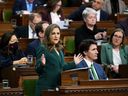 La vice-première ministre et ministre des Finances Chrystia Freeland présente le budget fédéral à la Chambre des communes sur la Colline du Parlement à Ottawa.