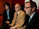 Justin Trudeau photographié avant une réunion de la Fondation Trudeau en 2004. Au milieu se trouve Boaventura de Sousa Santos du Forum social mondial et à droite se trouve Stephan Toope, le premier président de la fondation. 