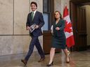 Le premier ministre Justin Trudeau et la ministre des Finances Chrystia Freeland marchent en tenant le budget 2023-24, sur la Colline du Parlement à Ottawa, le 28 mars.