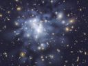 Une image du télescope Hubble montre de la matière noire présumée dans un amas galactique teinté de bleu.  Les scientifiques ont proposé qu'un deuxième big bang ait créé une telle matière exotique.