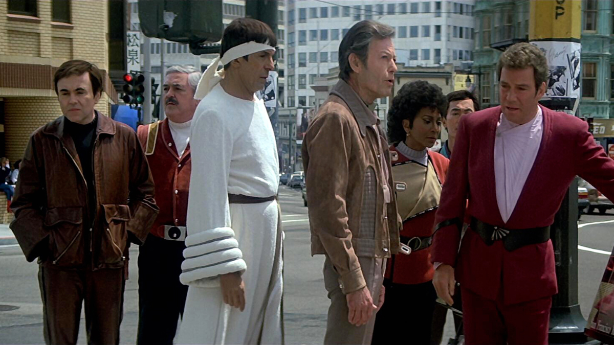 Star Trek IV: The Voyage Home a écrasé les icônes des années 1960 dans l'Amérique des années 1980, les idéaux de la contre-culture et l'utopisme contre le mercantilisme, yuppies yippies